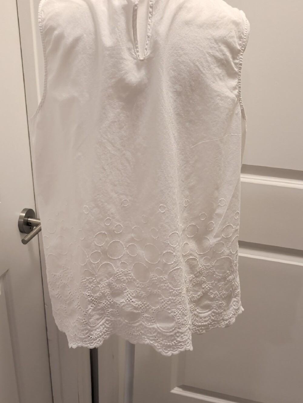 MADISON STUDIO Size 18W- Pre-Owned Stunning White Sleeveless Eyelet Neck Top - Picture 6 of 10
